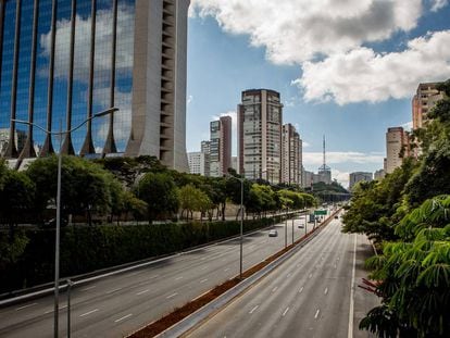 A avenida 23 de Maio quase totalmente vazia durante a quarentena na capital.