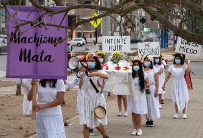 Grupo teatral protesta em Lima para lembrar o Dia Internacional pela Eliminação da Violência contra as Mulheres.