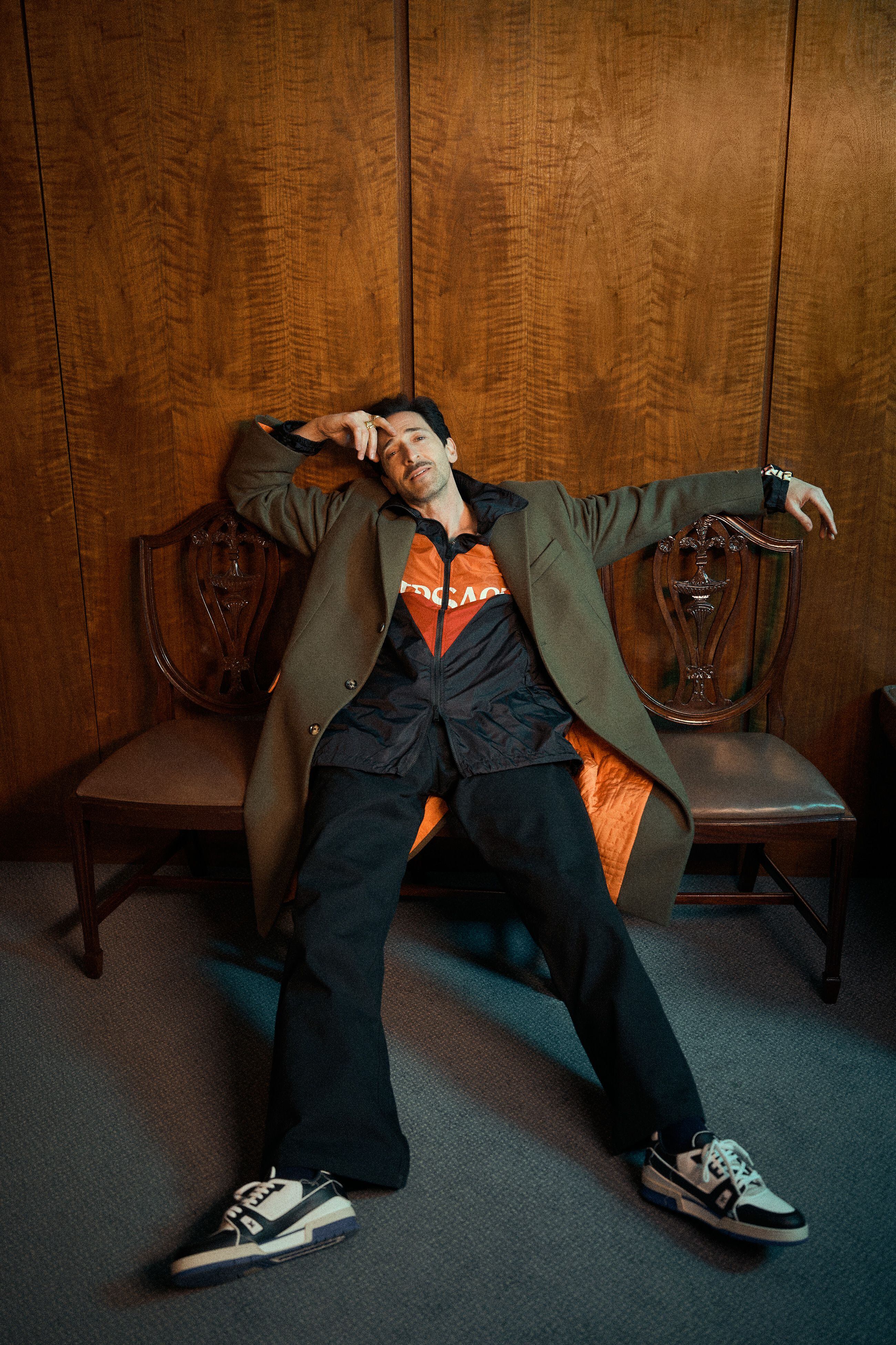O ator Adrien Brody vestido com a coleção 