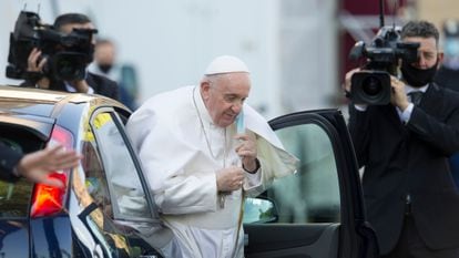 O papa Francisco chega aos jardins do Vaticano, nesta segunda-feira.