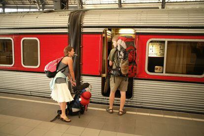 Usuários do Interrail sobem em trem na estação de Montpellier (França).