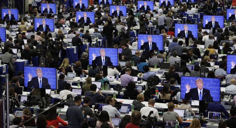 Imagem de Trump nas telas no centro de imprensa durante o debate presidencial na Universidade de Hofstra.