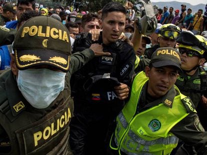 Policial venezuelano, depois de atravessar para a Colômbia em 23 de fevereiro passado.