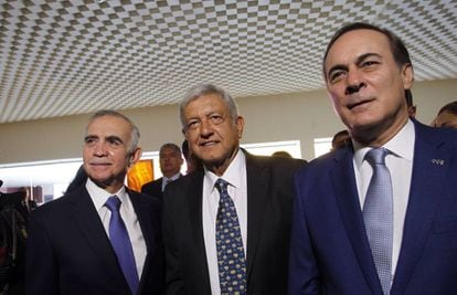 Romo, López Obrador e Castañón chegam à reunião.