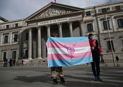 Representantes de associações trans, em uma manifestação convocada em frente à Câmara dos Deputados em Madri em 18 de fevereiro de 2021. 