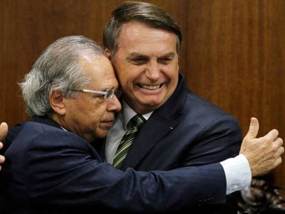 Paulo Guedes abraça Bolsonaro. 
