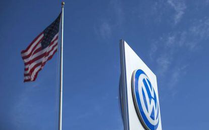 Bandeira dos Estados Unidos e logo da Volkswagen em concessionária na Califórnia.