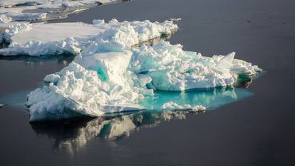 Bloco de gelo flutuando no Ártico.