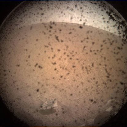 Primeira imagem de Marte enviada pela InSight.
