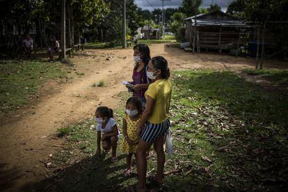 Moradores de uma comunidade rural de Manaus.