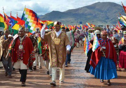 Morales, em posse 'ancestral', com ritos indígenas, na Bolívia.