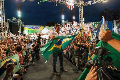Aécio Neves em campanha na semana passada. em Minas.