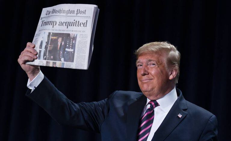 Trump mostra a primeira página do 'The Washington Post' desta quinta-feira.