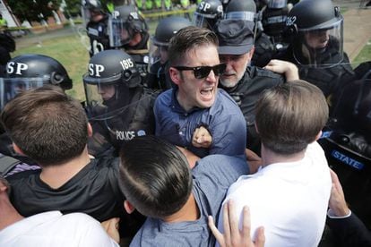 O supremacista branco Richard Spencer ao ser retirado no protesto de Charlottesville