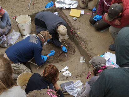 Descoberta dos restos arqueológicos da menina em Upward Sun River, no Alasca.