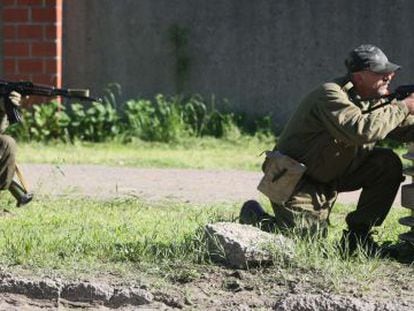 Milicianos pró-russos em Donetsk.
