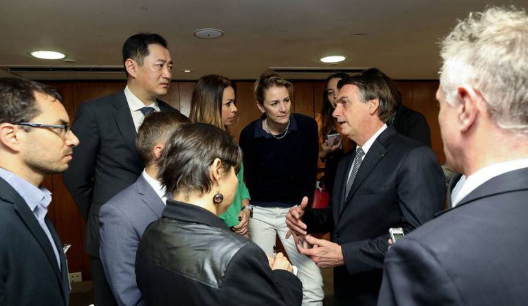 Bolsonaro conversa com os jornalistas.