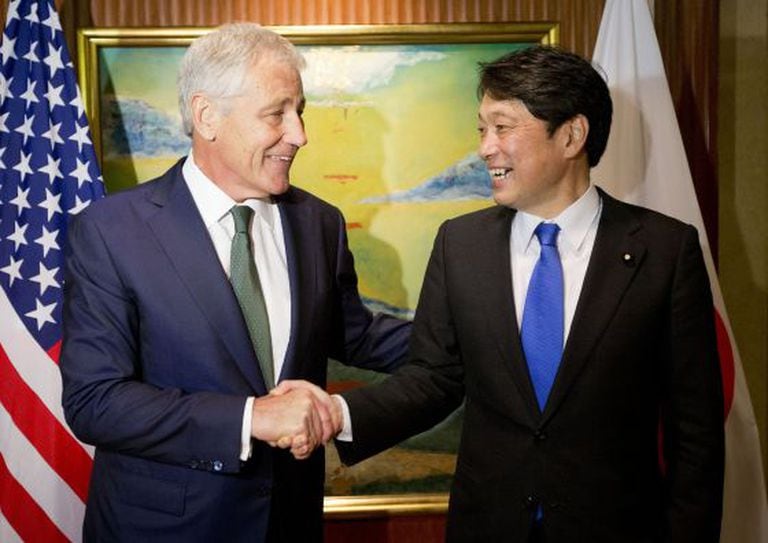 Chuck Hagel com o ministro japonês de defesa, neste sábado.