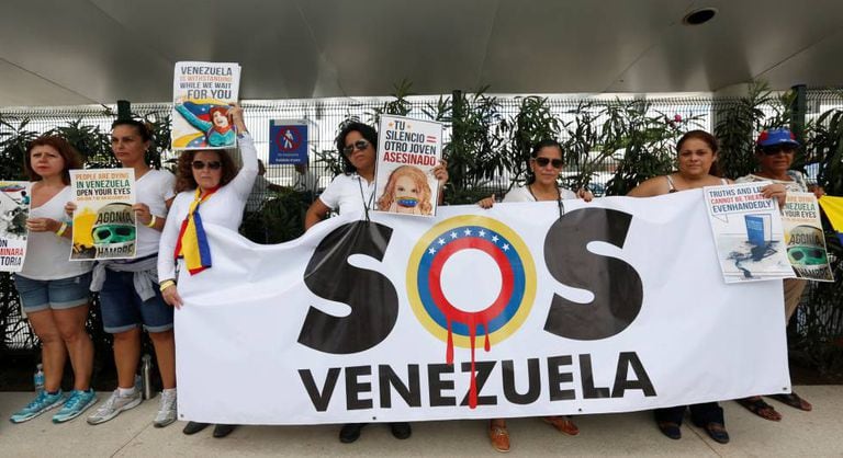 Um grupo de venezuelanos no aeroporto de Cancun, antes da Assembleia da OEA.