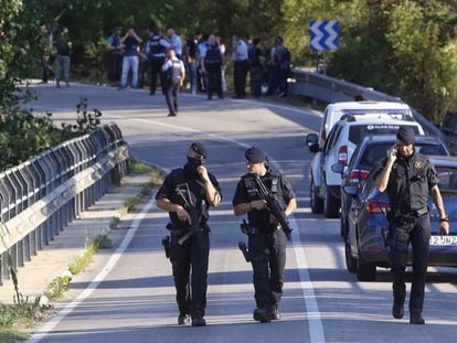 Policiais em Subirats, onde foi encontrado o autor do atentado de Barcelona