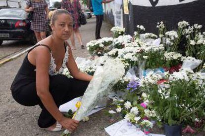 Fabiana Victor, mãe de uma das sobreviventes do massacre, deposita flores na escola de Suzano.