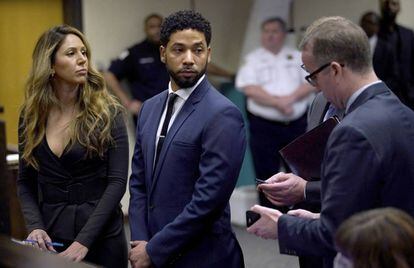 O ator Jussie Smollet acompanhado por sua advogada, Tina Glandian, em um tribunal em Chicago.