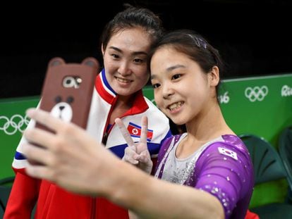 Hong Un Jong (Coreia do Norte, esquerda) e Lee Eun-ju (Coreia do Sul, direita) tiram uma selfie juntas durante os treinamentos da Rio 2016.