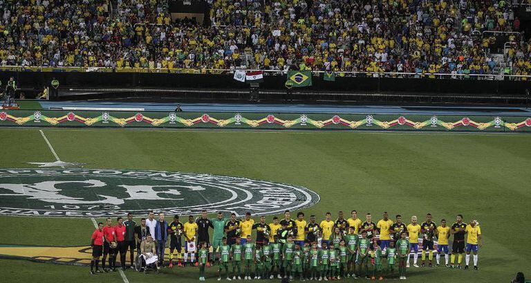 Jogadores de Brasil e Colômbia, antes da partida.