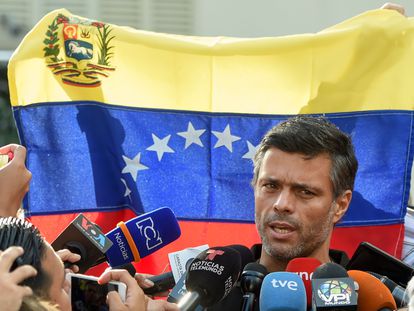 O líder oposicionista Leopoldo López atende a imprensa em Caracas, no dia 2 de maio de 2019.