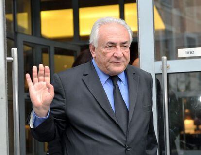 Dominique Strauss-Kahn sai de seu hotel, em Lille.