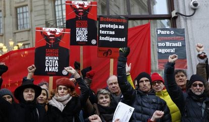 A atriz Julie Christie e outros manifestantes em frente à Embaixada do Brasil em Londres protestam no dia internacional de ação pelos povos indígenas do Brasil.