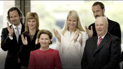 Os reis Sonia e Harald da Noruega, a princesa Märtha Louise e Ari Behn e os príncipes Haakon e Mette-Marit em Stavanger, em 2007.