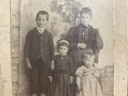 A adolescente assassinada (acima, à direita) com três irmãos, no início do século XX