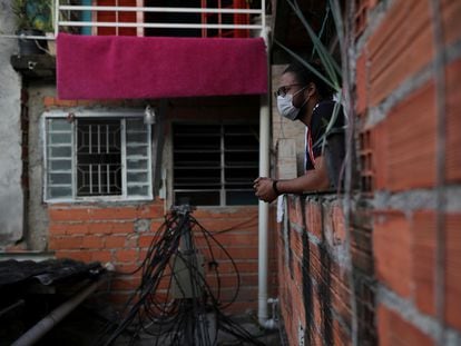 Morador da favela de Paraisópolis, em São Paulo, em isolamento contra o coronavírus.