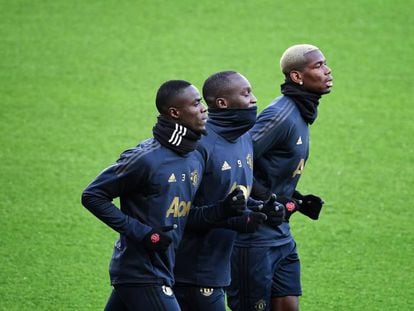 Eric Bailly, Romelu Lukaku e Paul Pogba durante treino em Paris nesta terça-feira
