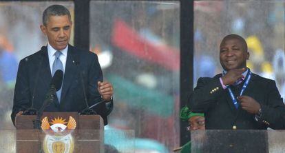 O falso intérprete, junto a Barack Obama.