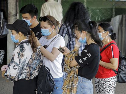 Turistas chineses usam máscaras de proteção em Colombo, no Sri Lanka.