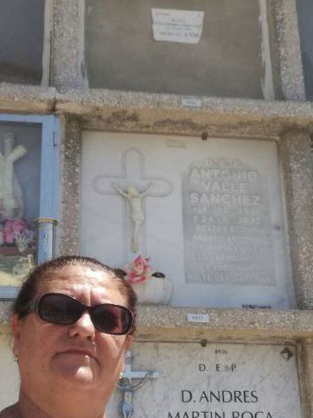 Juana Escudero Lezcano adiante do nicho (acima, sem lápida) da mulher cujos dados coincidem exatamente com os seus.