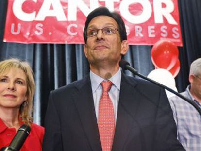 O parlamentar Eric Cantor, acompanhado da sua mulher, Diana, aceita a derrota em um discurso em Richmond, a capital da Virgínia.