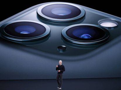 O presidente da Apple, Tim Cook, anuncia a câmera tripla do iPhone 11 Pro durante sua apresentação em Cupertino (Califórnia, EUA).