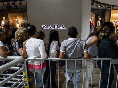 Venezuelanos fazem fila diante de loja da Zara em Caracas em julho.