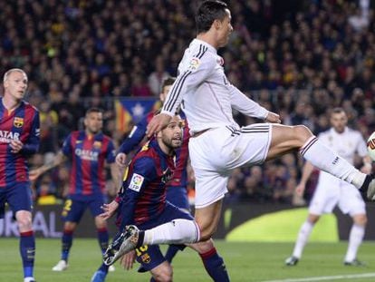 Cristiano chuta diante de Jordi Alba no último Barça X Madrid.