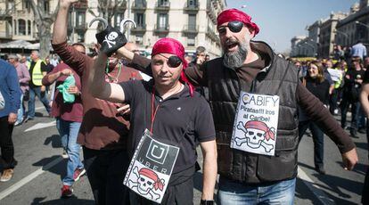 Dois manifestantes fantasiados de piratas contra Uber e Cabify em Barcelona na semana passada Albert Garcia