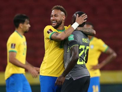 Neymar abraça Sebastián Méndez durante jogo pelas eliminatórias entre Brasil e Equador, em 4 de junho passado.