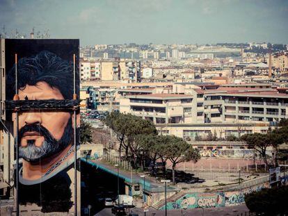 Gigantesco grafite de Maradona feito por Jonit Agoch num bairro de Nápoles.