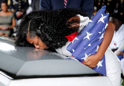 Myeshia Johnson, viúva do sargento La David Johnson, beija o caixão durante o enterro, no sábado.