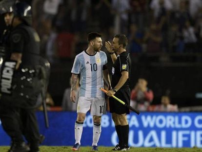 Messi ao final do jogo contra Chile, quando insultou o árbitro assistente.