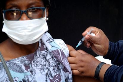 Mulher recebe dose de vacina contra a covid em Joanesburgo, na África do Sul, em 20 de agosto.