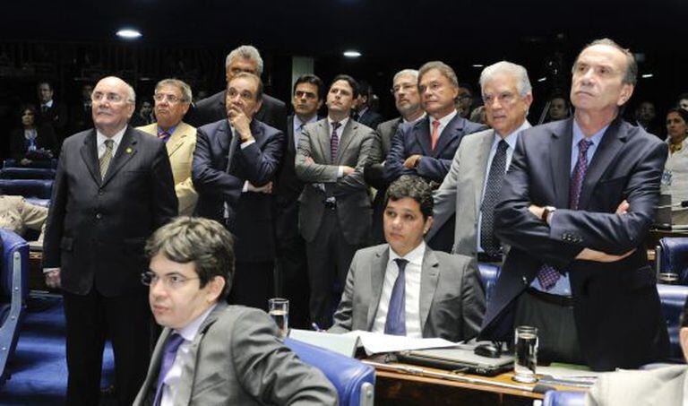 Parlamentares (de oposição, em maioria) em sessão no Senado.