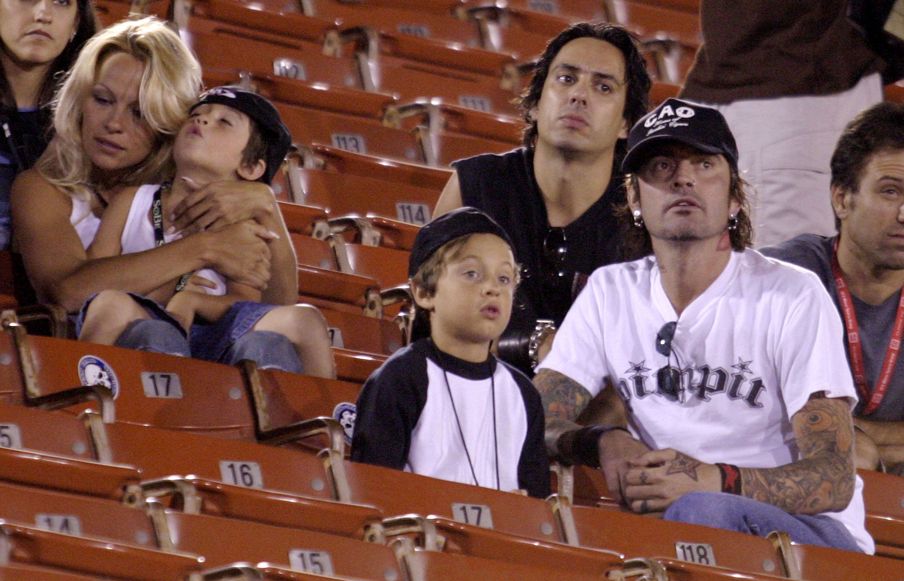 Pamela Anderson, Tommy Lee e seus dois filhos, Brandon Thomas and Dylan Jagger, durante uma competição esportiva no Coliseum de Los Angeles, em 2003.